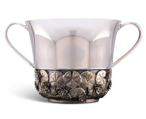 AN ELIZABETH II SILVER AND SILVER-GILT ROYAL COMMEMORATIVE PORRINGER,&nbsp;by Stuart Devlin, London 1982, circular with evert