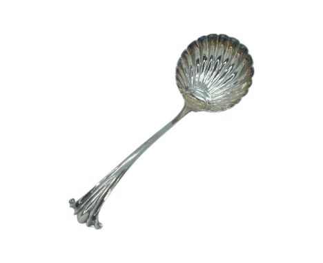 Georgian Silver Sauce Ladle, Thomas Wallis I, London 1759-1778. 50 g. Scallopped bowl. Onslow pattern.16.5 cmsCondition repor