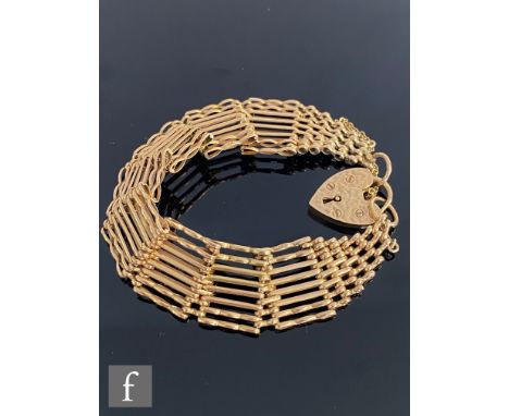 A 9ct eight bar gate bracelet terminating in padlock fastener, weight 21g. 