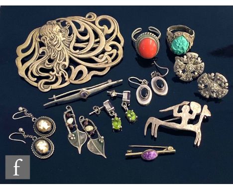 A small parcel lot of assorted silver and white metal jewellery items to include an Art Nouveau style brooch, earrings, ring 