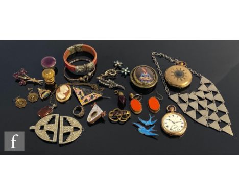A parcel lot of assorted costume jewellery to include brooches, pendant, transfer printed brooch, gold plated pocket watch, e