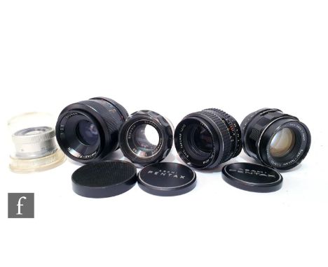 A collection of vintage camera lenses, to include Asahi Pentax Super-Takumar 55mm f1.8 no. 3189617, a SMR Takumar 1:2/55m len