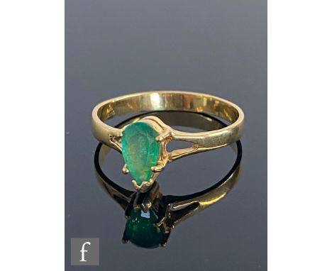 An 18ct emerald single stone ring, marquise claw set emerald to split shoulders, weight 2.8g, ring size R. 