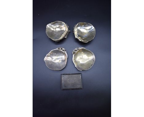An engine turned silver cigarette case, 81g, 8.6cm; together with a pair of electroplated oyster shell dishes and liners. 