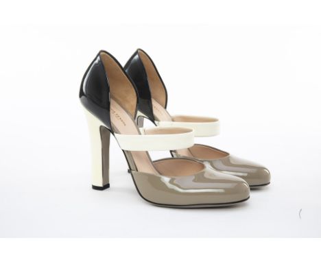 A PAIR OF BOTTEGA VENETA TRI-COLOUR PATENT HEELS EU 38.5
Light grey, dark grey and white tri-colour patent leather round-toe 