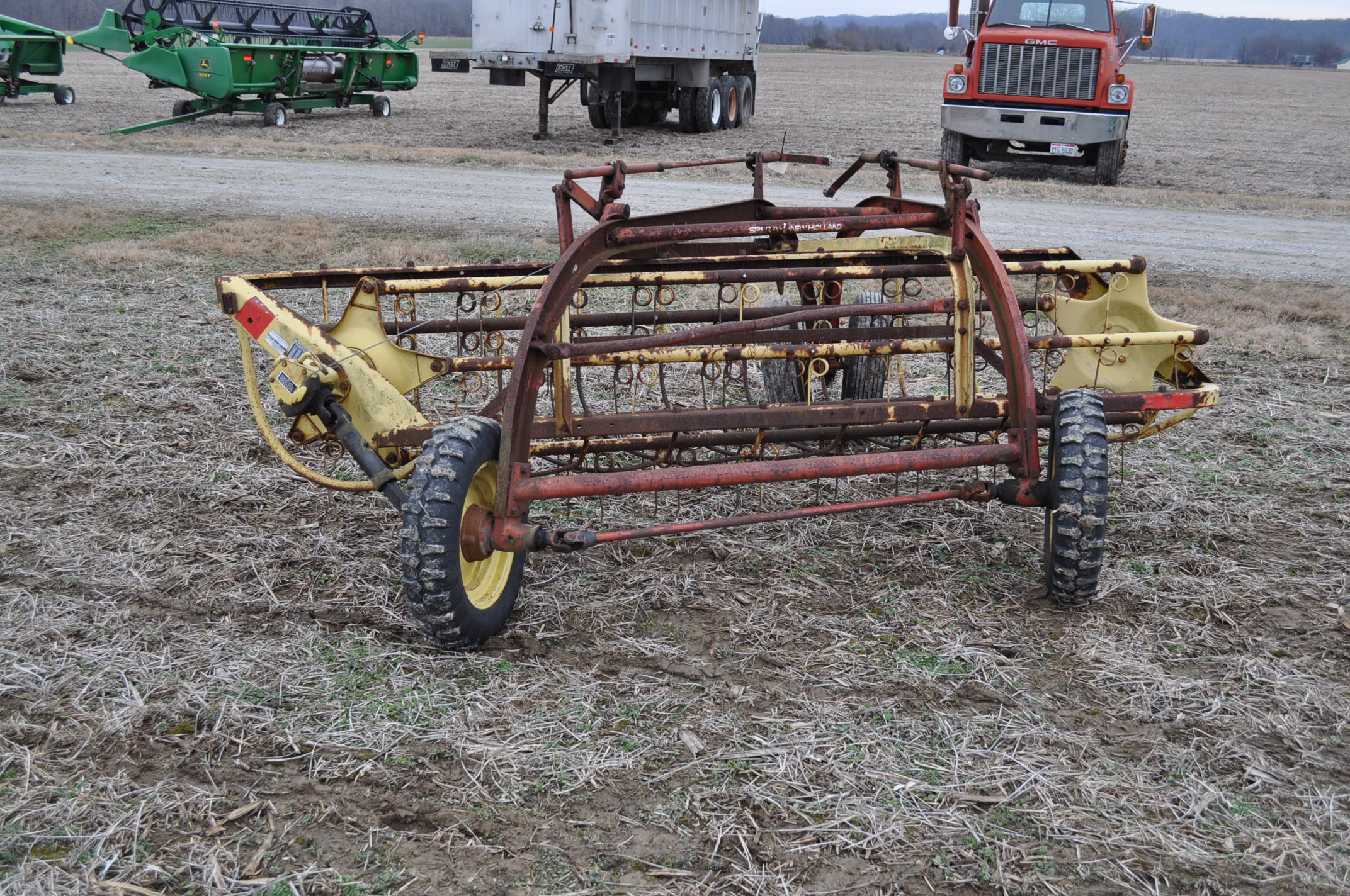 New Holland 256 Rolabar rake, 5 bar, ground drive, front dolly wheel, 8'