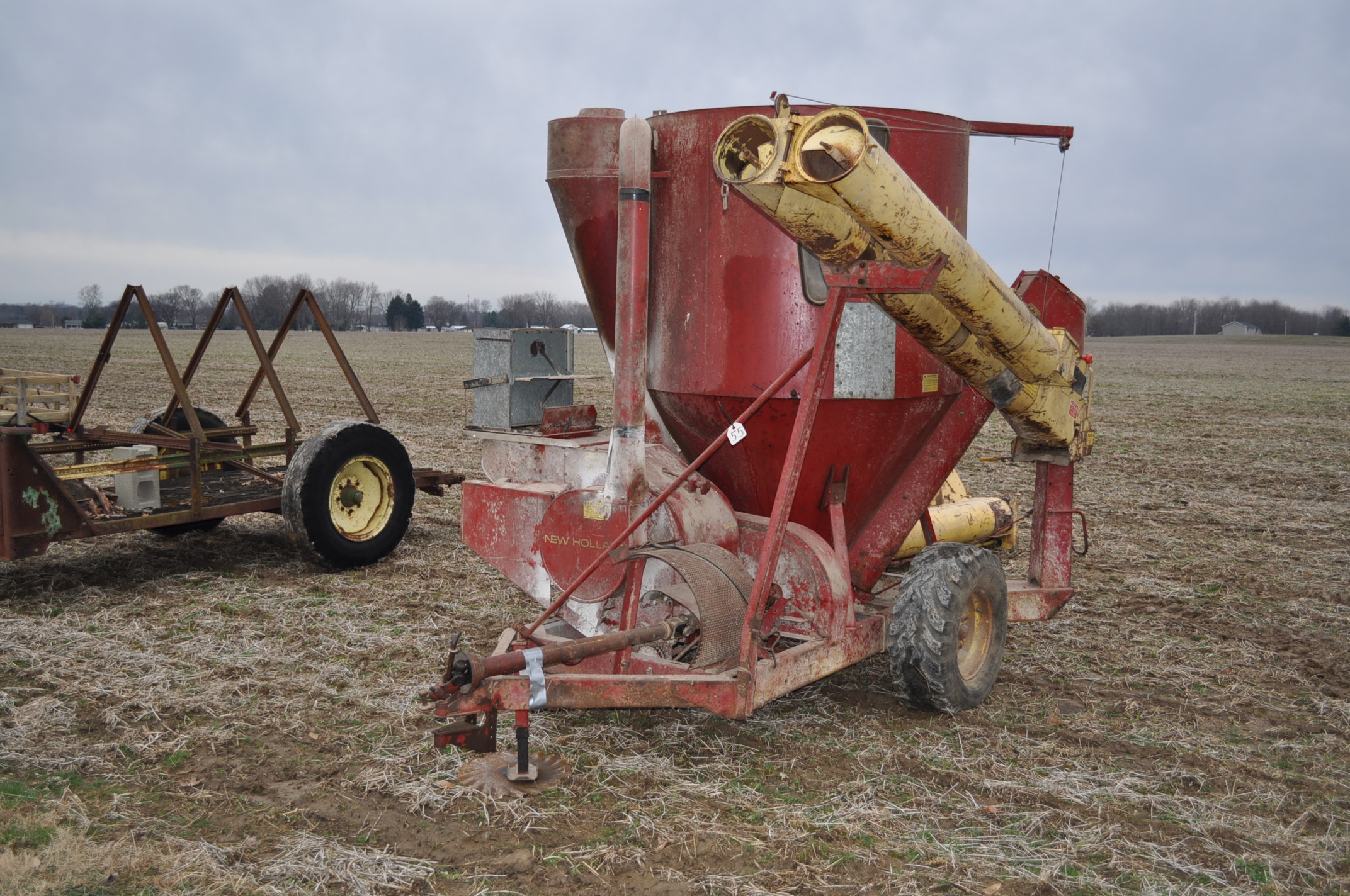 New Holland 352 grinder mixer, ear corn chute, trip scale, long folding