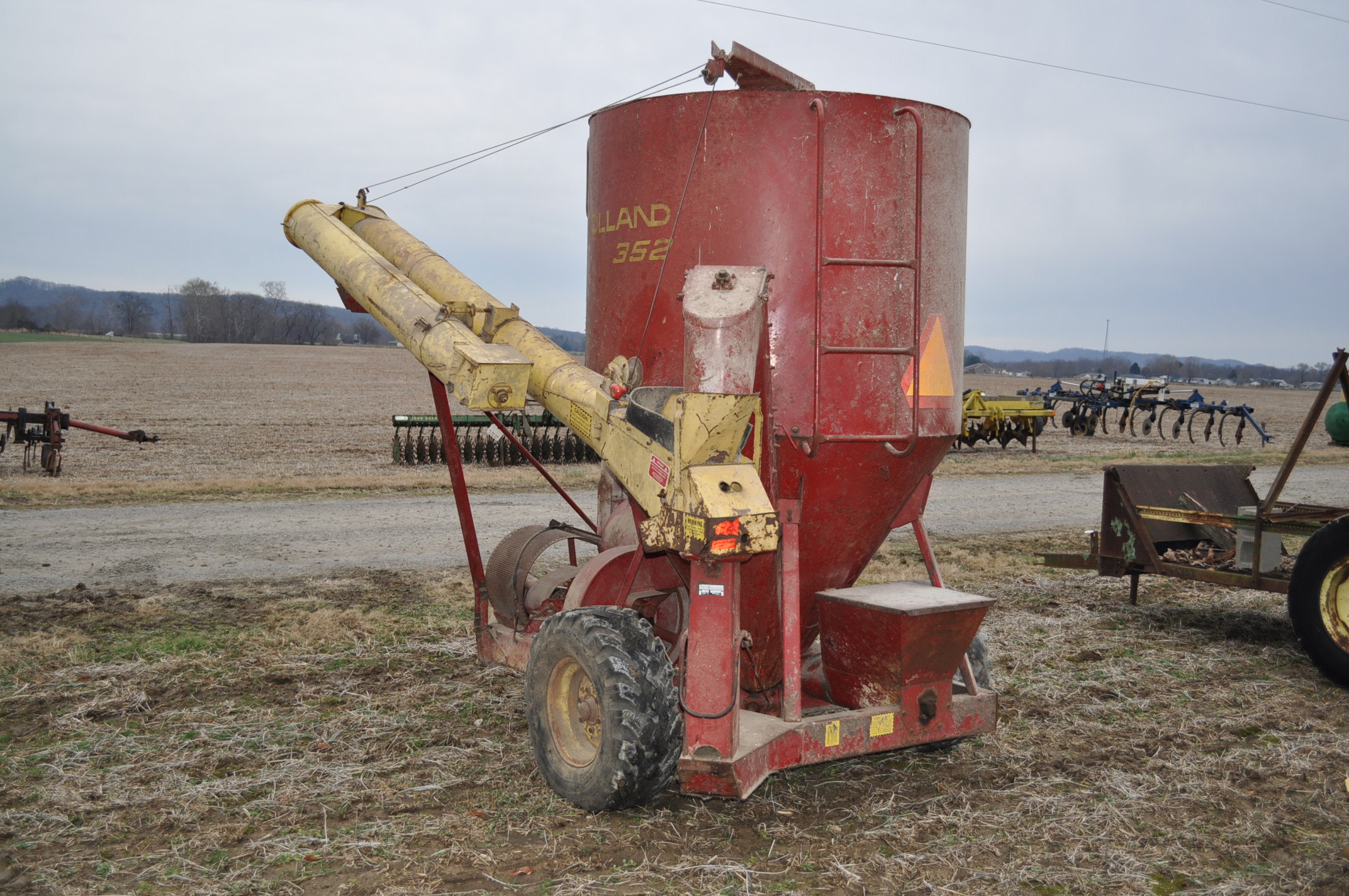 New Holland 352 grinder mixer, ear corn chute, trip scale, long folding