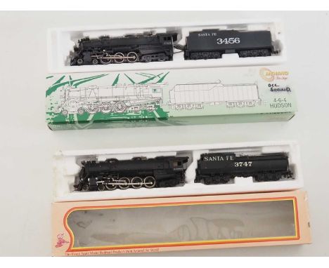 A pair of MEHANO/IHC HO gauge American outline 4-6-4 Hudson steam locomotives in Santa Fe livery, vendor advises one loco DCC