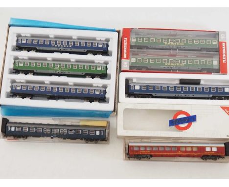 A group of HO gauge German outline Couchette cars by FLEISCHMANN, ROCO and others together with a dining car - VG in G/VG box