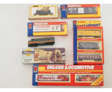 A group of HO gauge American outline diesel locomotives and rolling stock by ATHEARN, LIFE-LIKE and BACHMANN - F/G in G boxes