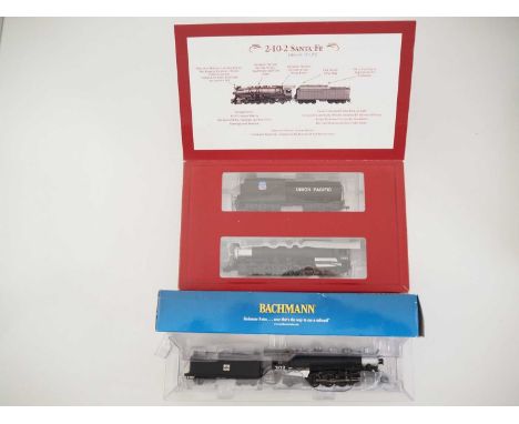 A pair of HO gauge American outline steam locomotives by IHC and BACHMANN in Union Pacific and Western Pacific liveries - VG 