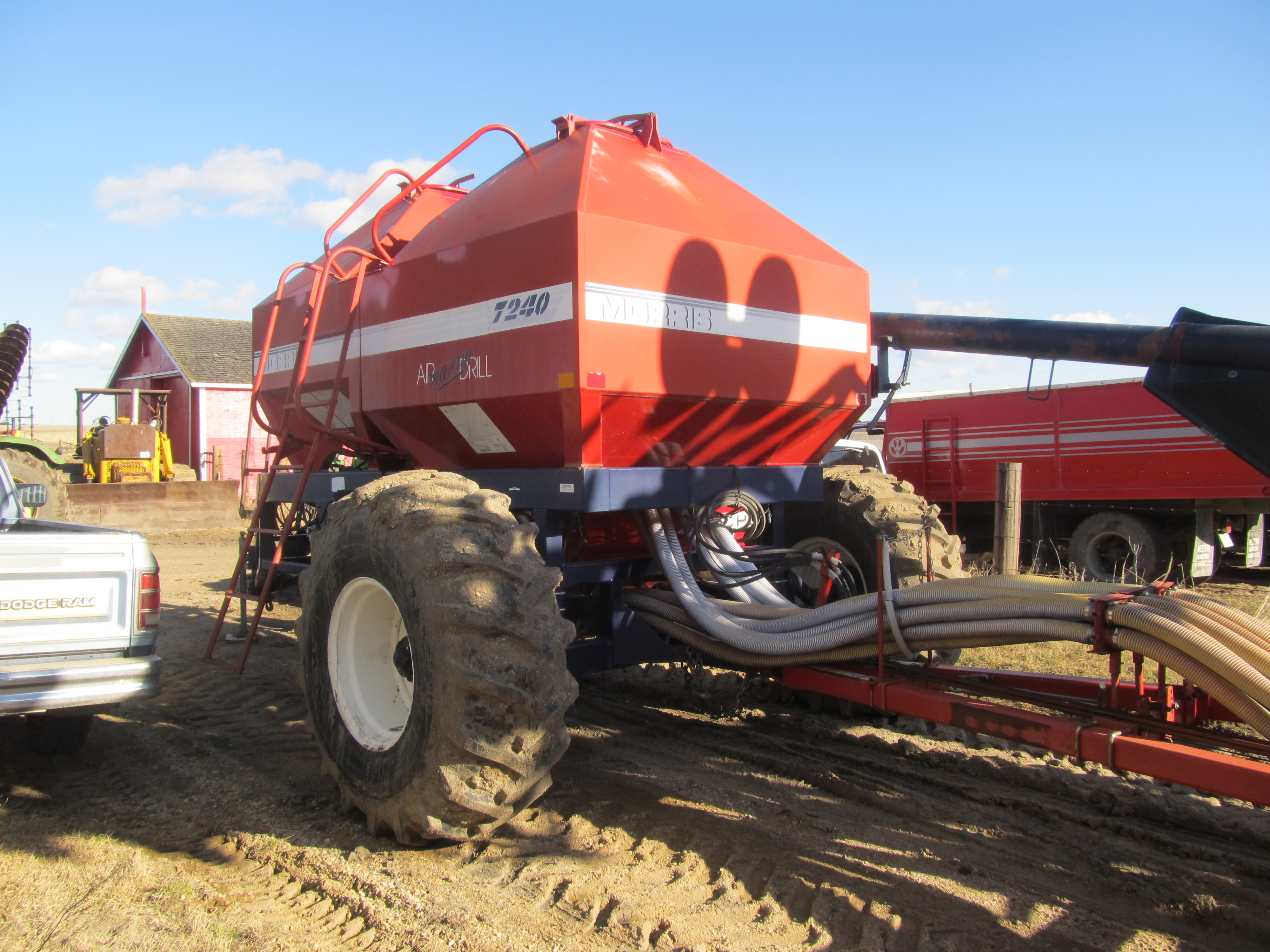 2005 MORRIS MAXIM II AIR DRILL & MORRIS 7240 AIR CART; 50 Feet, 12