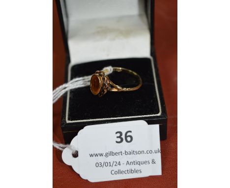 9ct Gold & Gemstone Ring Size: O ~2.4g 