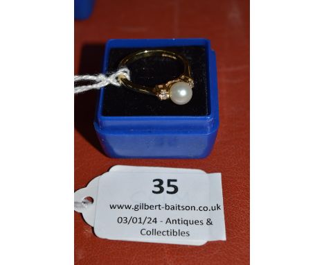 9ct Gold & Pearl Ring Size: N ~2.8g 