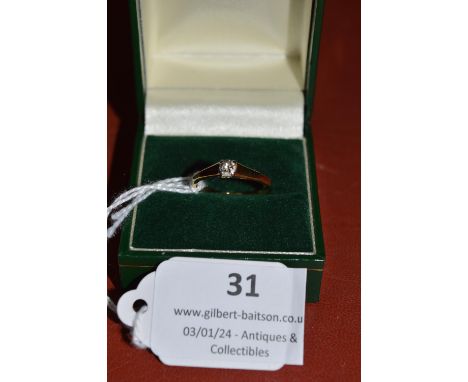 18ct Gold Diamond Ring Size: N ~2.2g 