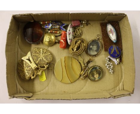 A tray containing a hardstone brooch; an enamel bar brooch; and various others 