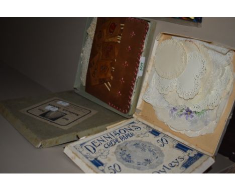 A selection of vintage paper table and tea D'Oyleys