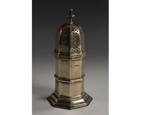 A George V silver octagonal sugar caster, knop finial, pierced domed cover, skirted base, 16.5cm high, Nathan & Hayes, Cheste