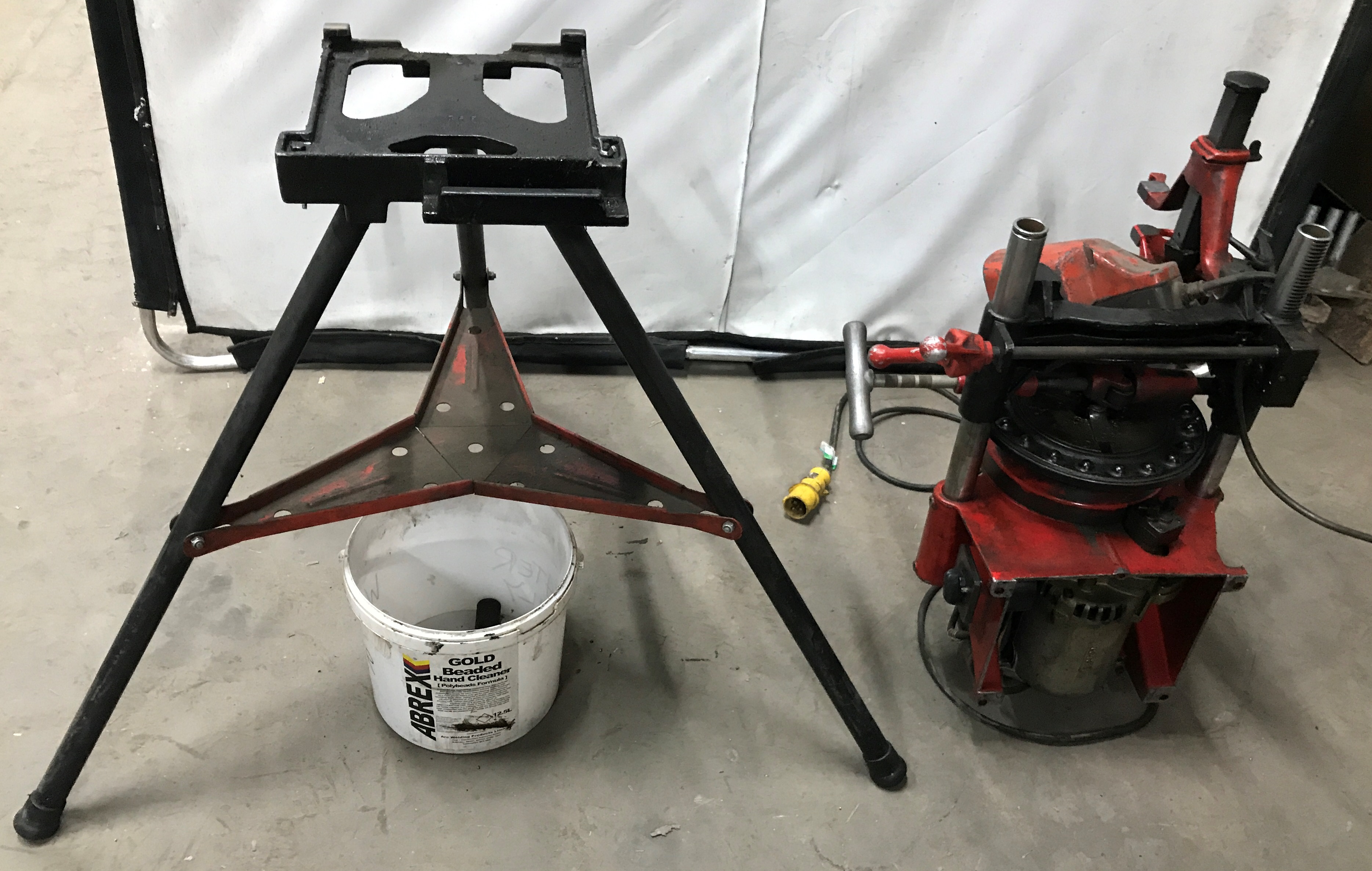 Virax 1620 Pipe Cutter/Threading Machine w/ Tripod Stand Model 1620