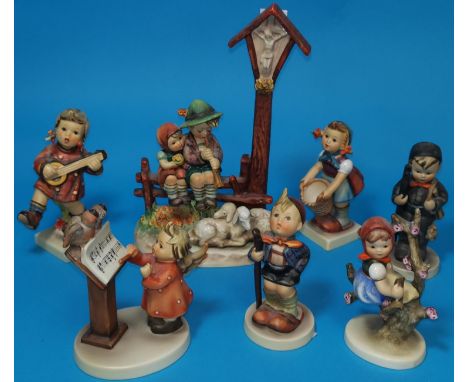 A Hummel figure group "Wayside Devotion" and 6 other Hummel figures 
