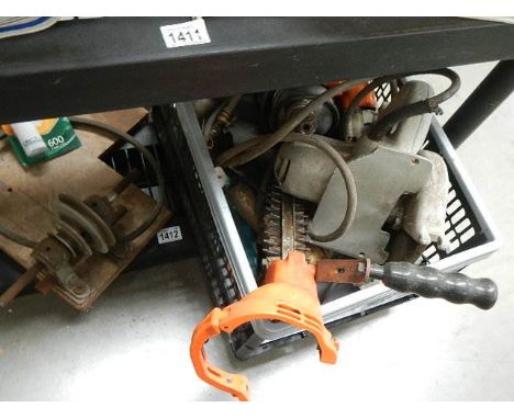 A quantity of tools.