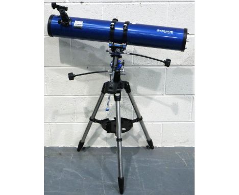 Meade Polaris 114 telescope, D=114mm, F=900mm f/7.9 with 3 lenses, on an equatorial mount and extendable tripod. P&amp;P Grou