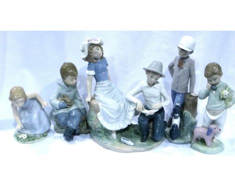 Five mixed Nao figurines, largest H: 12 cm. Largest piece missing a thumb and has a chip, otherwise good. P&amp;P Group 3 (£2