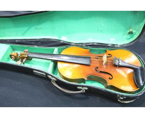 Chinese Lark violin with bow and case. P&P Group 3 (£25+VAT for the first lot and £5+VAT for subsequent lots) 