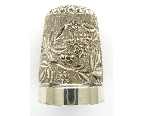 Victorian hallmarked silver thimble, Chester assay, 5g. P&amp;P Group 1 (£14+VAT for the first lot and £1+VAT for subsequent 