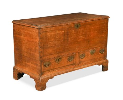 A George III oak mule chest, with hinged lid over two drawers on bracket feet71.5 x 110 x 52cm