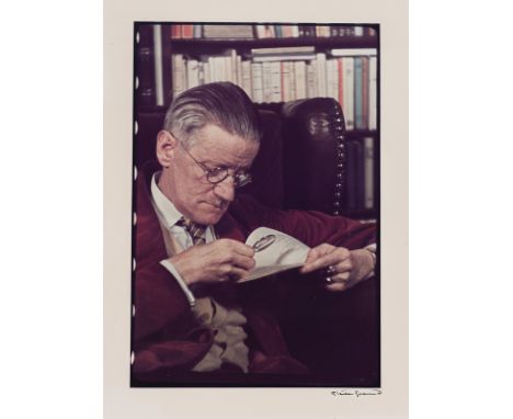 Freund, GisèleBerlin, 1908 - Paris, 2000.Blattgröße: 37 x 27,5 cm; 31,5 x 21 cm, R.James Joyce, Paris, 1939. C Print auf Foto