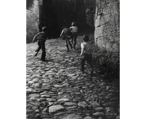 Steinert, OttoSaarbrücken, 1915 - Essen, 197840 x 30,5 cm, o. R.Spielende Kinder. Silbergelatineabzug auf Fotopapier. Rücksei