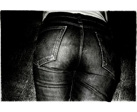 Moriyama, DaidōIkeda, 1938Blattgröße: 23,5 x 28,5 cm; 17 x 25,5 cm, o. R."Frau". Silbergelatineabzug auf Fotopapier. In Bleis