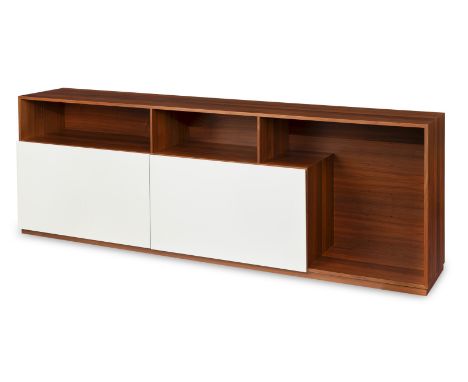 Highboard240 x 79 x 42 cmIm minimalistischen Stil der 1960er Jahre. Mittelhohes Regalmöbel, Korpus aus Holz, Front weiß lamin