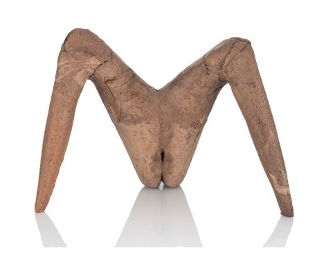 Fischer, LotharGermersheim/Pfalz, 1933 - Baierbrunn, 200435 x 48 x 27 cmGespreizte Beine, 1981. Tonskulptur. Im nassen Ton si