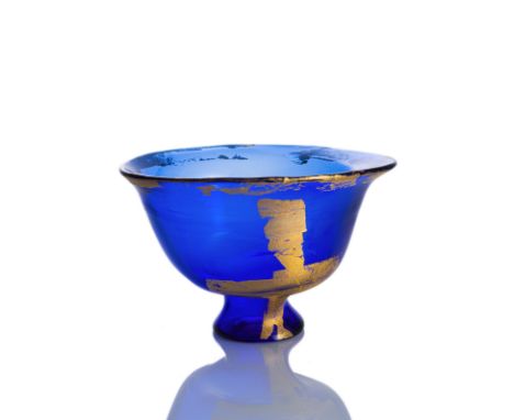 Rossi, RaffaeleAlba, 1956H. 20 cm, D. 29 cmCoppa anatoria. 1997. Blaues Glas mit Blattgold. In Ritzung Unterseitig signiert u