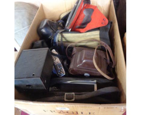 A quantity of vintage cameras including Praktica, Yashica, etc.