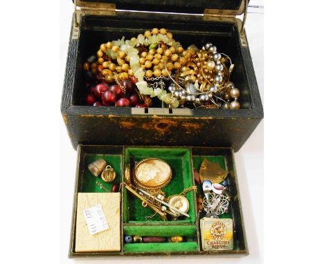 A vintage jewellery box containing costume and other jewellery including garnet set bar brooch, 9ct rose gold pin, 9ct front 