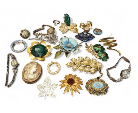 Vintage costume jewellery including gilt metal examples, stone set brooches; a gilt metal brooch in the form of a bow, a drop