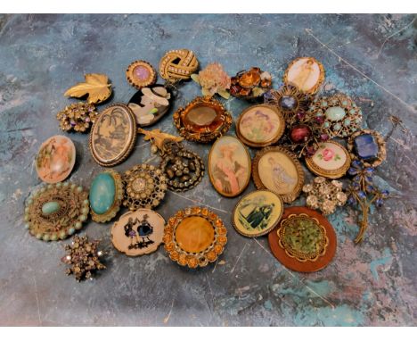 Twenty eight vintage brooches including a Celtic specimen and orange set brooch; other stone set examples etc.&nbsp; 