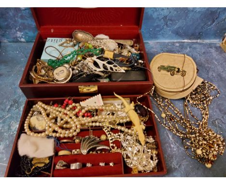 Costume jewellery - a vintage jewellery box containing costume jewellery including vintage brooches, rings, earrings, faux pe