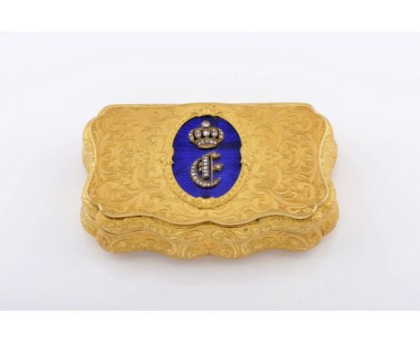 A snuff box, 585/1000 gold, engraved decoration with “Vegetalist motif”, relief cover, center in blue enamel with monogram wi