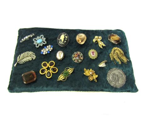 A cushion of 18 vintage brooches including jade and silver examples 