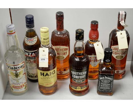 A selection of bottles of alcohol, including: two 1ltr bottles of Southern Comfort Liqueur; 1 70cl. bottle of Southern Comfor