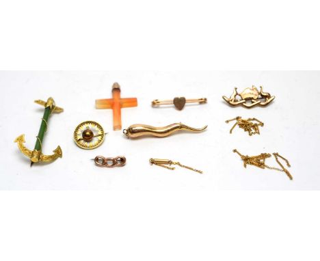 A selection of gold and yellow metal jewellery, including: a green stone (possibly jade) and yellow metal anchor brooch stamp