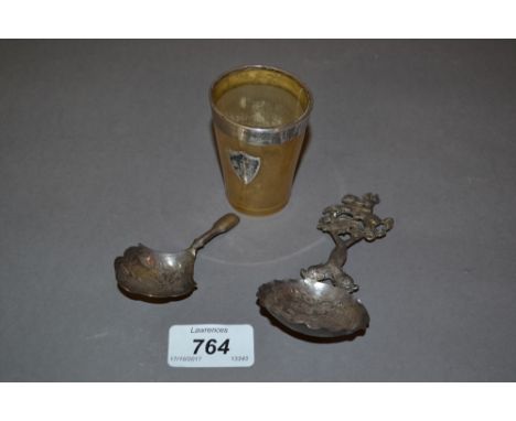 Victorian silver caddy spoon, similar Continental white metal spoon and a silver mounted horn beaker (a/f)