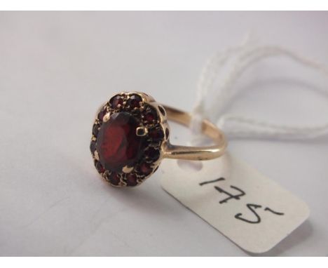 9ct garnet cluster ring approx size  O     