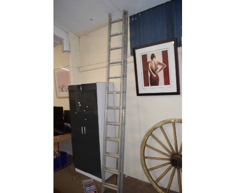 An extending ladder