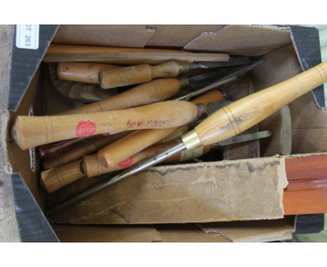 A SELECTION OF GOOD QUALITY WOODWORKING TOOLS to include turner's chisels 